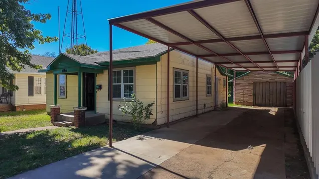 Photo 3 — 616 S 11th Street, Clinton, OK 73601