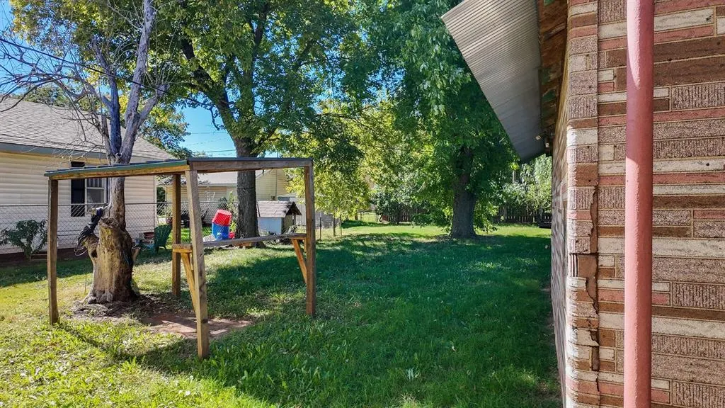 Photo 20 — 616 S 11th Street, Clinton, OK 73601
