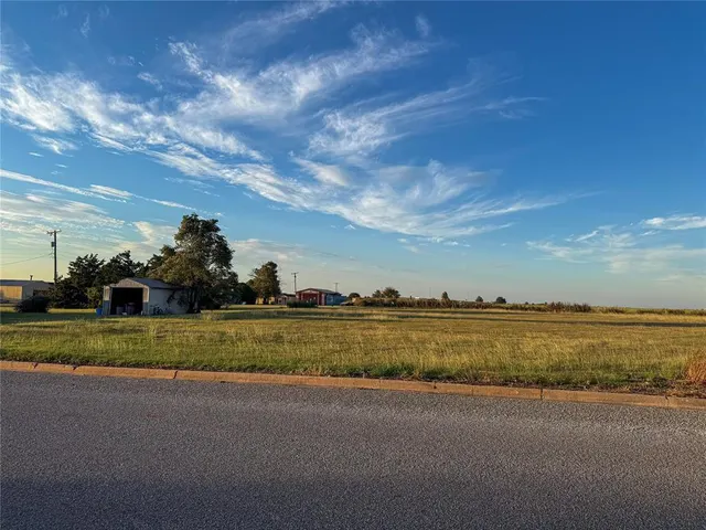 Photo 4 — E 1st Street, Leedey, OK 73654