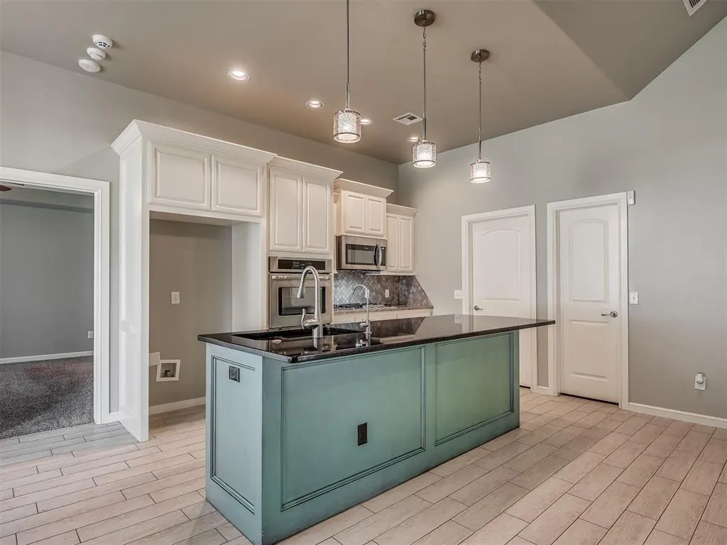 Photo 17 — 9921 Rockwell Terrace, Oklahoma City, OK 73162