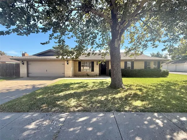 Front exterior — 2212 N ROBIN Street, Altus, OK 73521