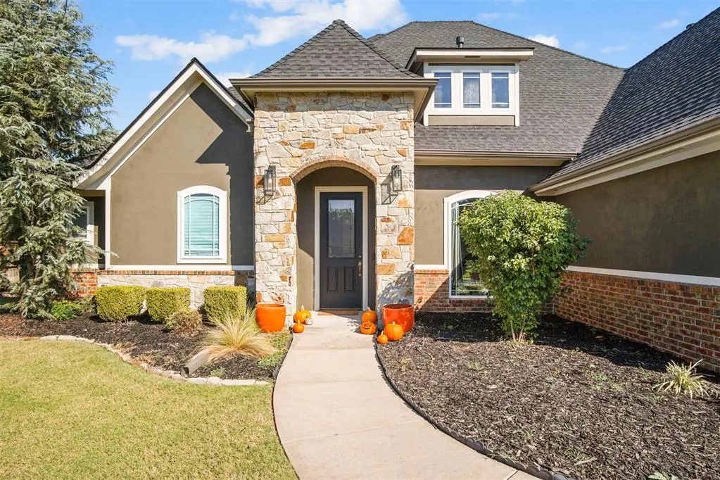 Photo 2 — 9500 Russell Drive, Yukon, OK 73099
