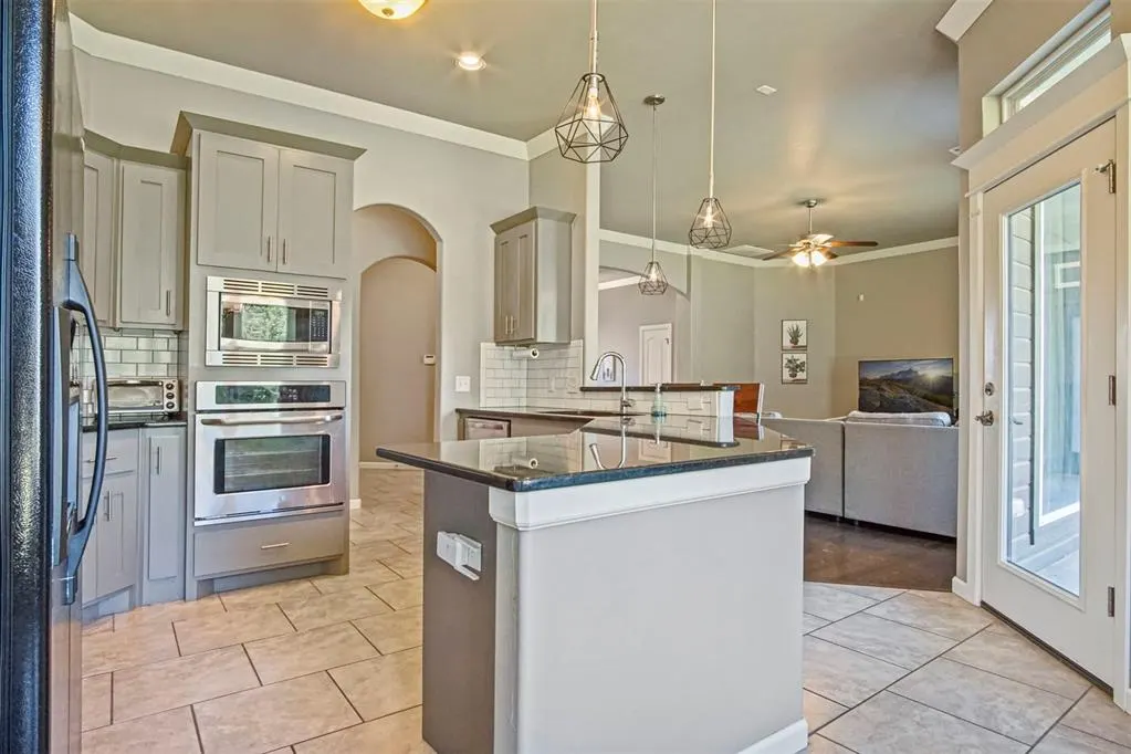 Photo 7 — 9500 Russell Drive, Yukon, OK 73099