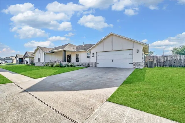 Photo 3 — 1004 Village Drive, Altus, OK 73521