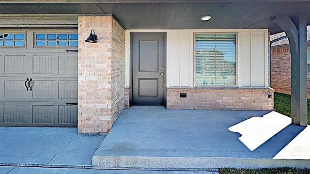 Photo 2 — 427 Summit Ridge Drive, Oklahoma City, OK 73114