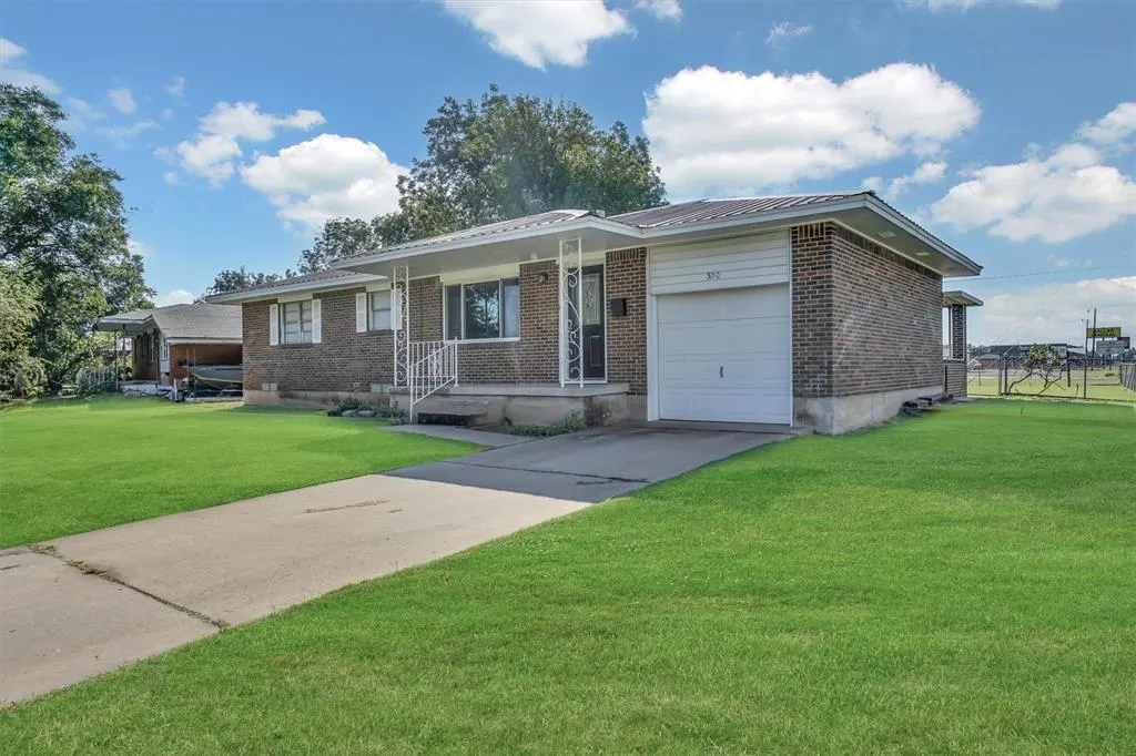 Front exterior — 300 Gary Street, Mangum, OK 73554