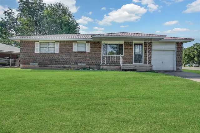 Photo 2 — 300 Gary Street, Mangum, OK 73554