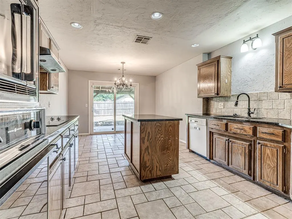 Photo 14 — 105 N Rockypoint Drive, Edmond, OK 73003