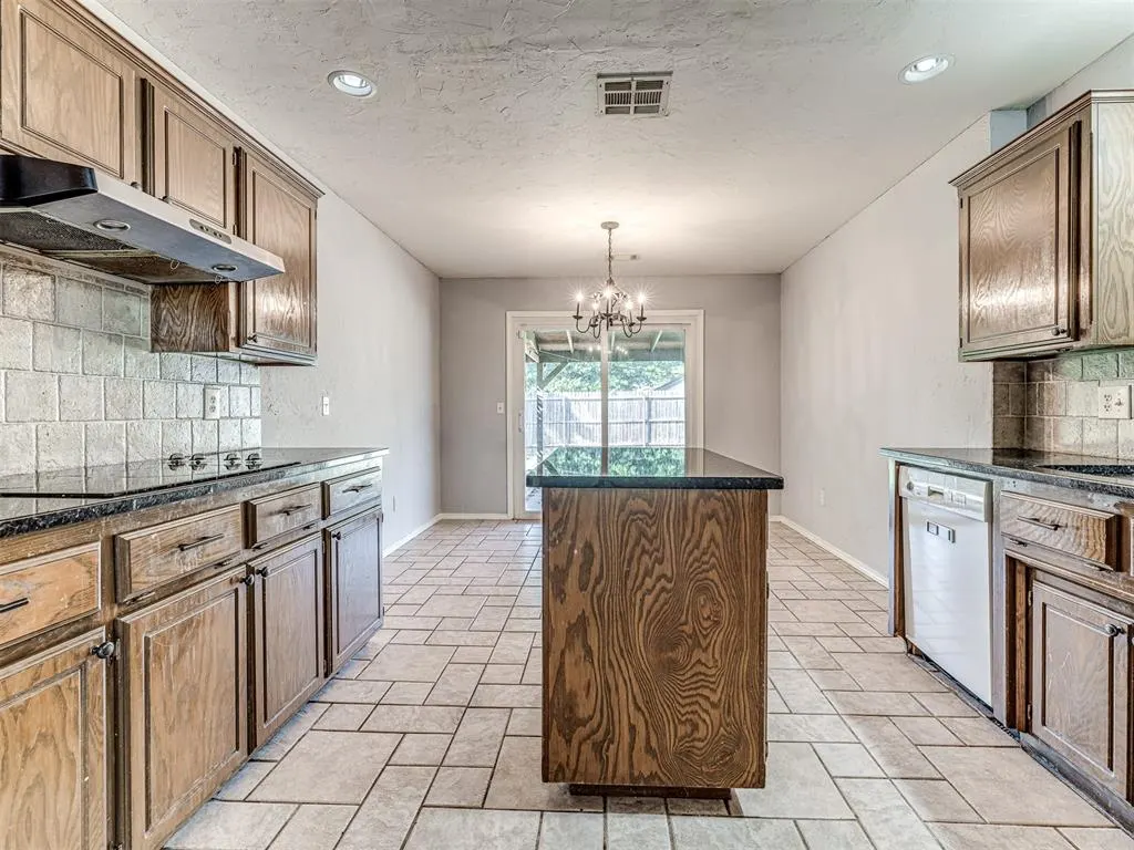 Photo 15 — 105 N Rockypoint Drive, Edmond, OK 73003