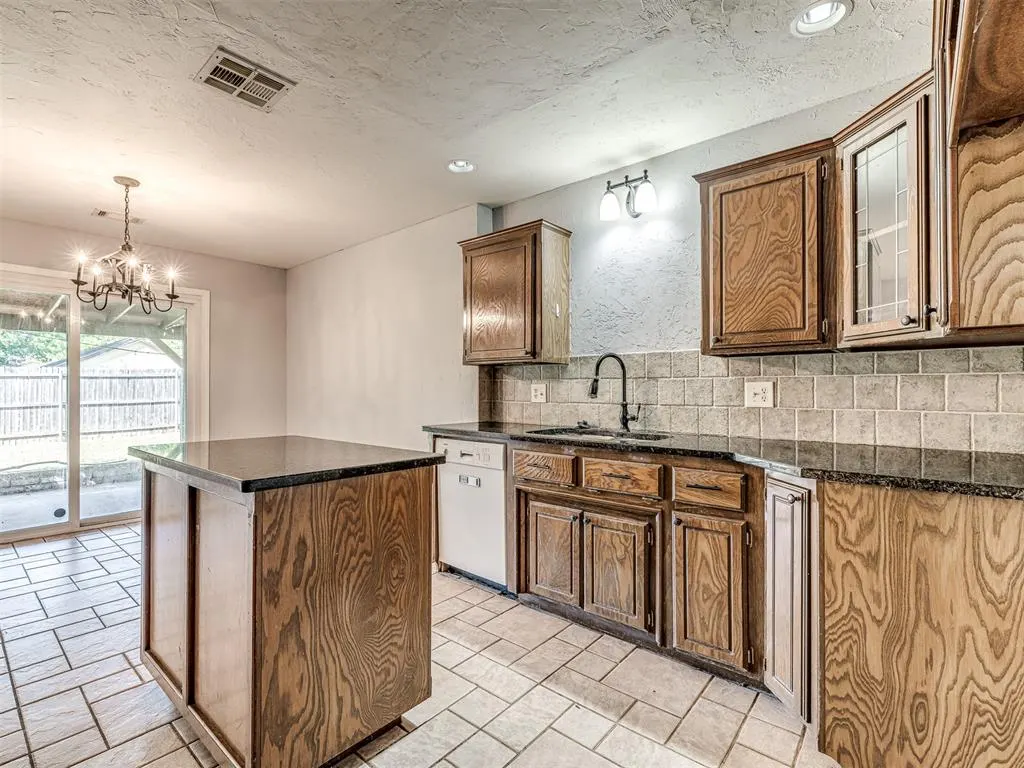 Photo 16 — 105 N Rockypoint Drive, Edmond, OK 73003