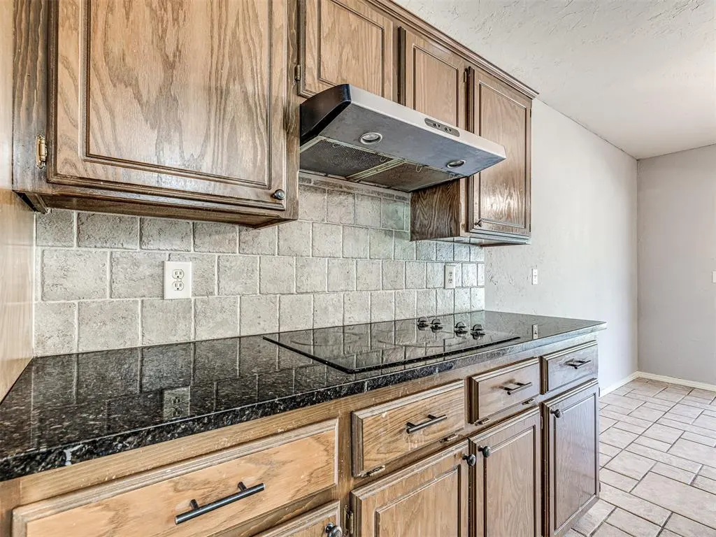 Photo 17 — 105 N Rockypoint Drive, Edmond, OK 73003