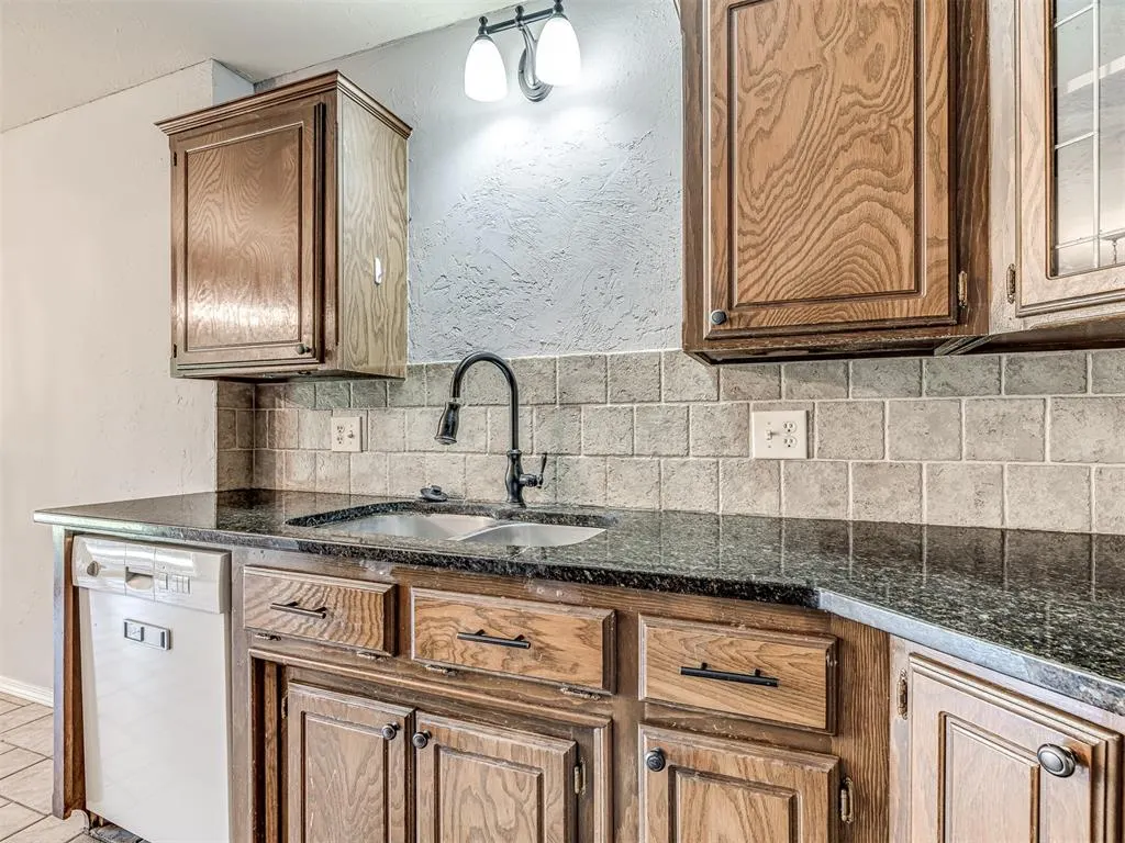 Photo 18 — 105 N Rockypoint Drive, Edmond, OK 73003