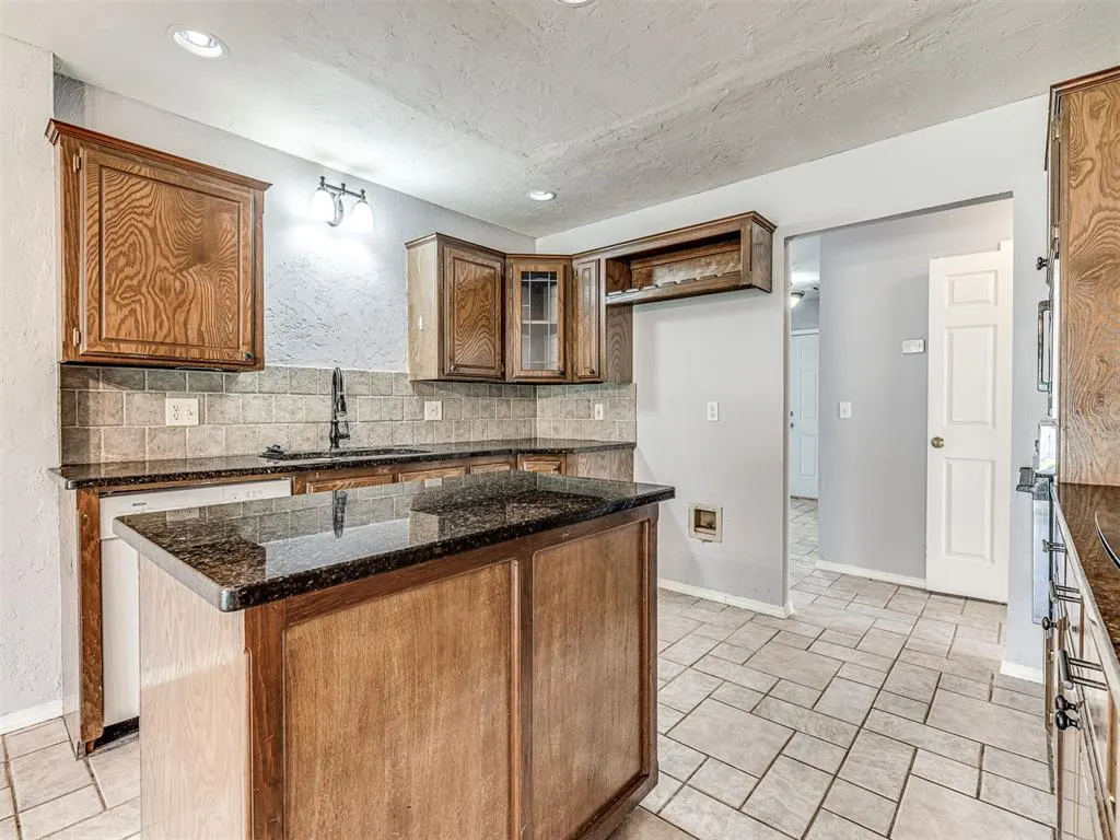 Photo 22 — 105 N Rockypoint Drive, Edmond, OK 73003