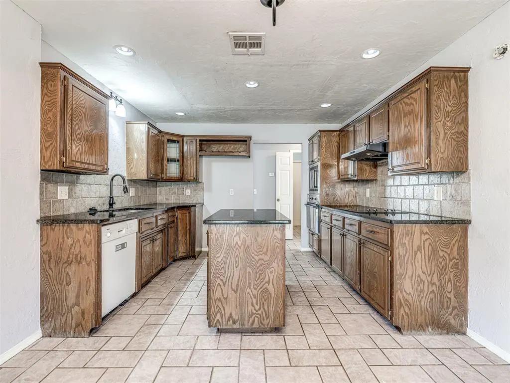 Photo 23 — 105 N Rockypoint Drive, Edmond, OK 73003