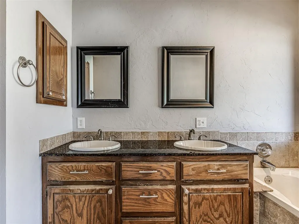 Photo 30 — 105 N Rockypoint Drive, Edmond, OK 73003
