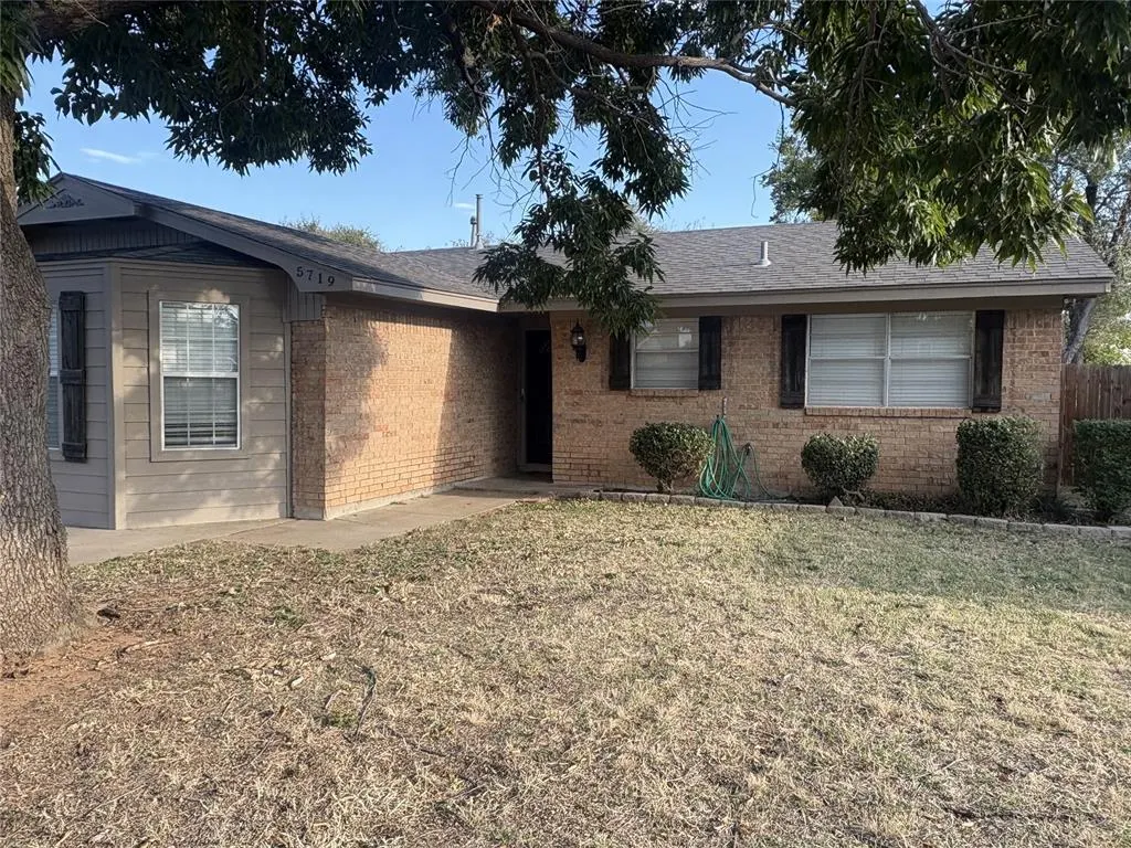 Front exterior — 5719 NW Chestnut Lane, Lawton, OK 73505
