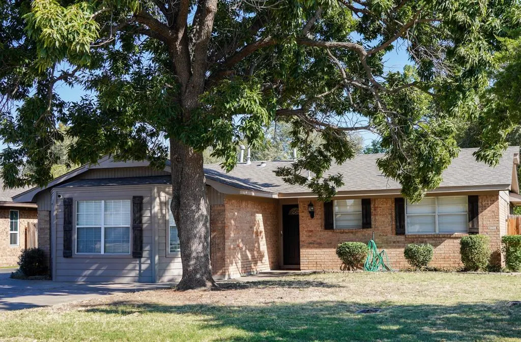 Photo 2 — 5719 NW Chestnut Lane, Lawton, OK 73505