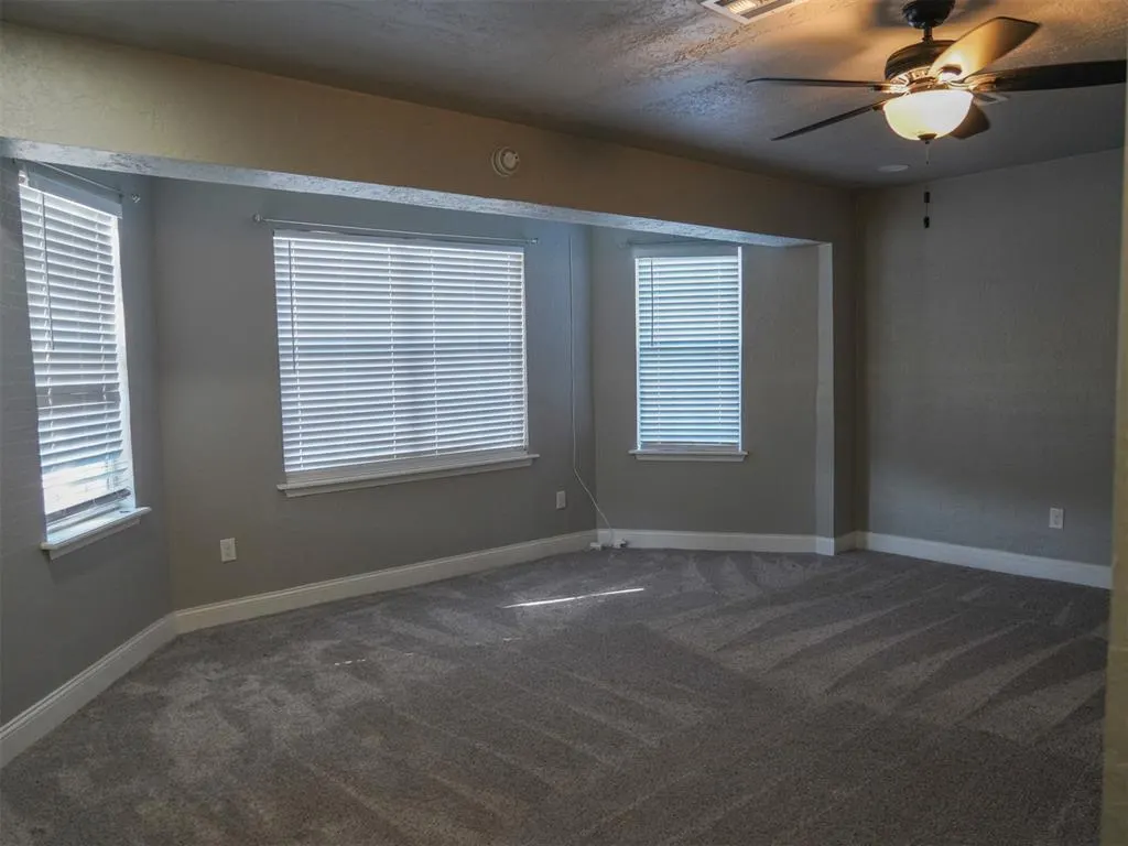 Photo 3 — 5719 NW Chestnut Lane, Lawton, OK 73505