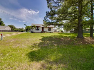 Sold home at 922 W 7TH Street