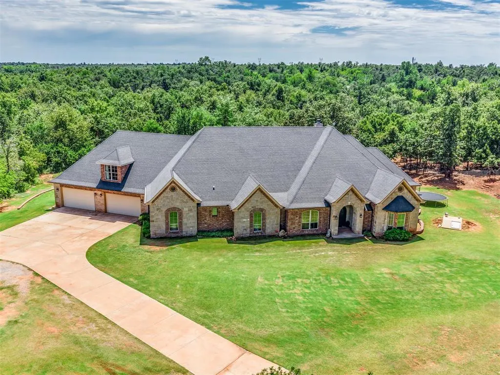 Photo 2 — 18700 HICKORY HOLLOW Drive, Harrah, OK 73045