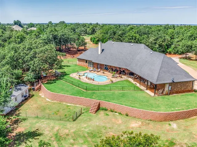 Photo 3 — 18700 HICKORY HOLLOW Drive, Harrah, OK 73045