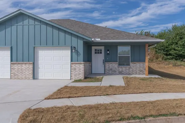 Front exterior — 533 Parkhill Circle, Newcastle, OK 73065