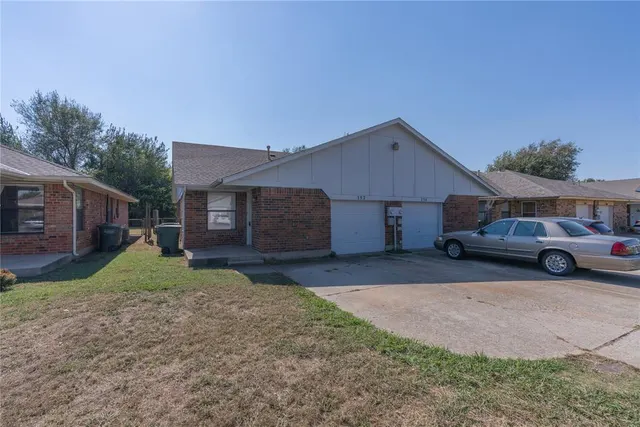 Photo 2 — 152 Barrett Place, Edmond, OK 73003