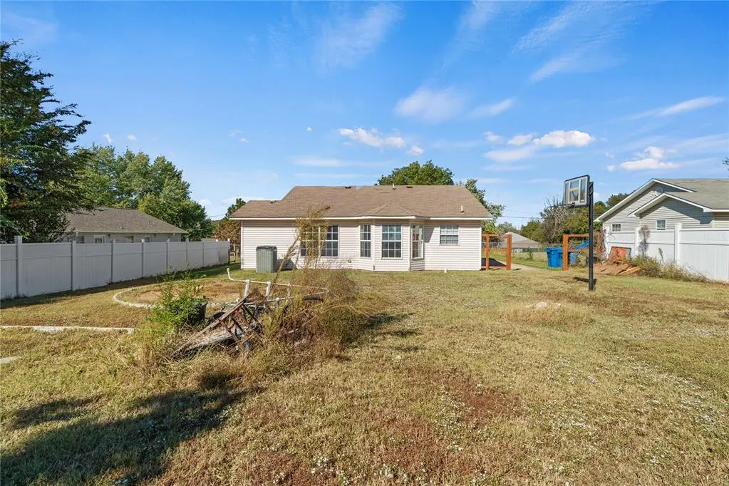 Photo 13 — 704 W Ridge Avenue, McAlester, OK 74501