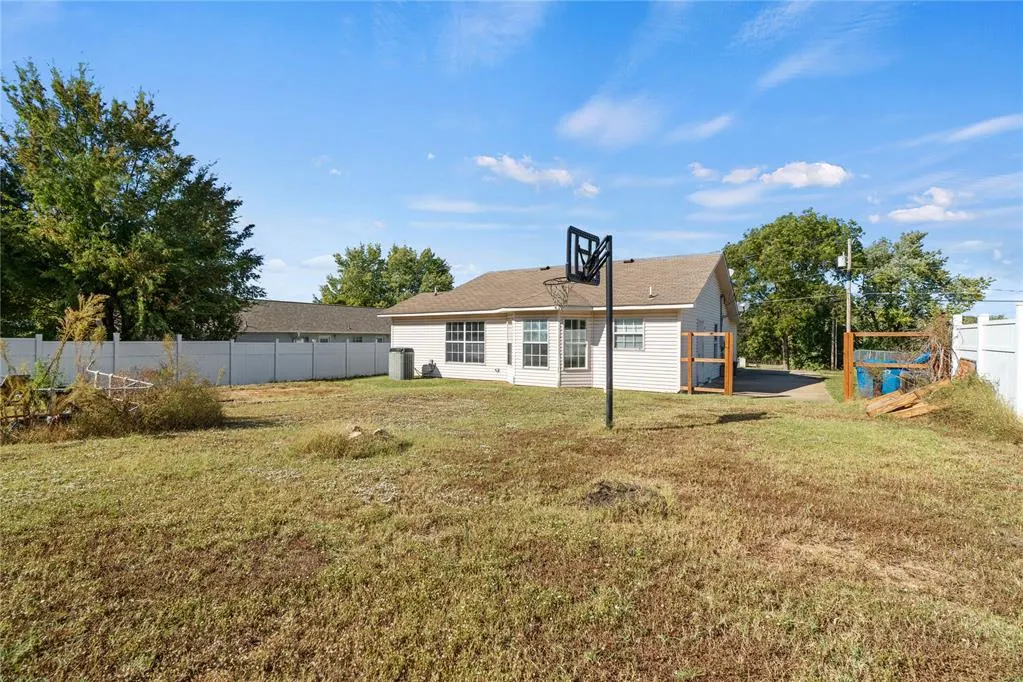 Photo 15 — 704 W Ridge Avenue, McAlester, OK 74501