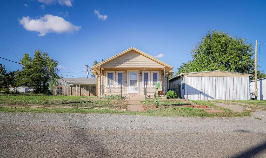 Photo 2 — 801 E 1st Street, Cordell, OK 73632