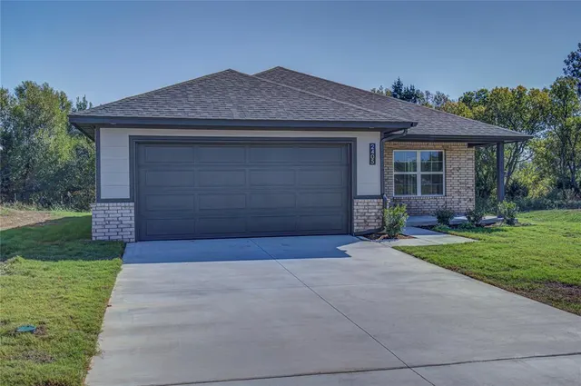Photo 3 — 2405 S 27th Court, Chickasha, OK 73018
