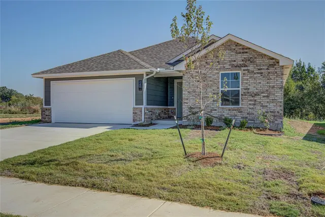 Photo 3 — 2401 S 27th Court, Chickasha, OK 73018