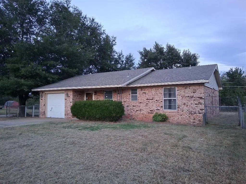 Photo 2 — 303 Liza Lane, Tecumseh, OK 74873