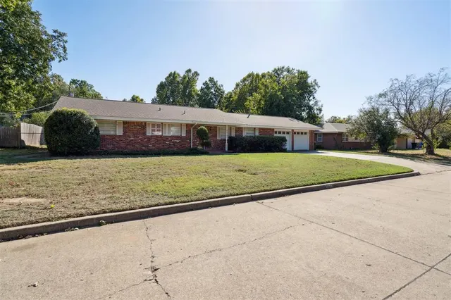 Photo 2 — 2666 Brentwood Drive, Norman, OK 73069