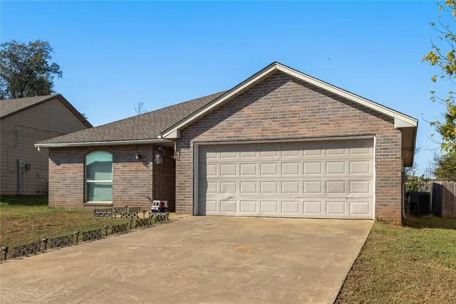 Photo 2 — 918 valleyview Road, Enid, OK 73701