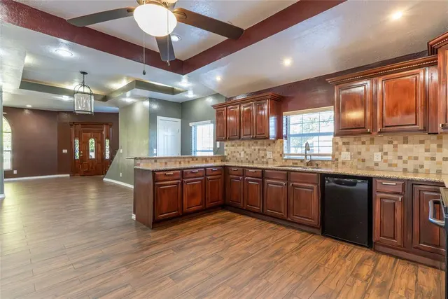 Photo 2 — 323 N 8th Street, Clinton, OK 73601