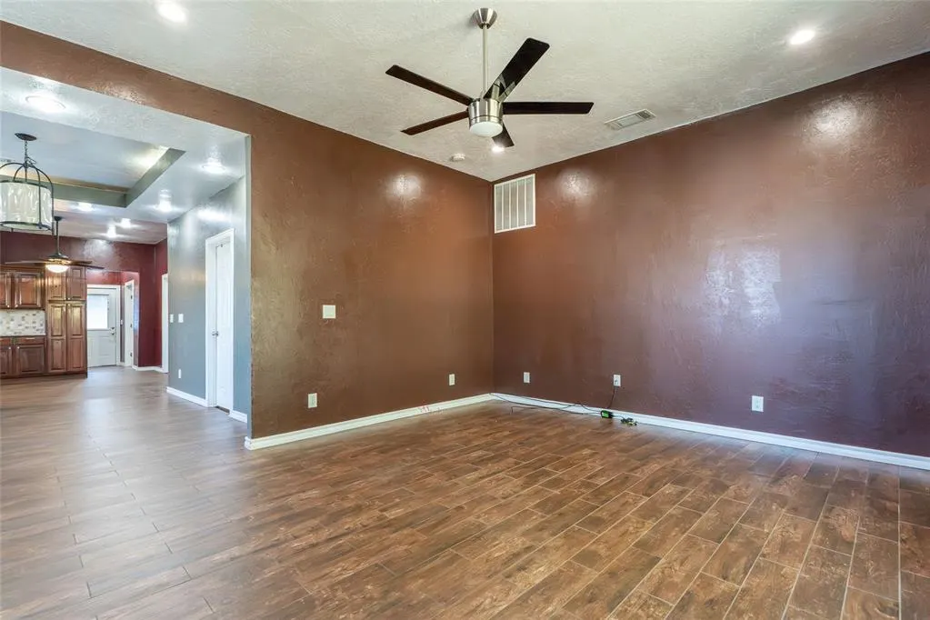Photo 4 — 323 N 8th Street, Clinton, OK 73601