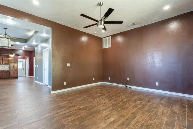 Photo 4 — 323 N 8th Street, Clinton, OK 73601