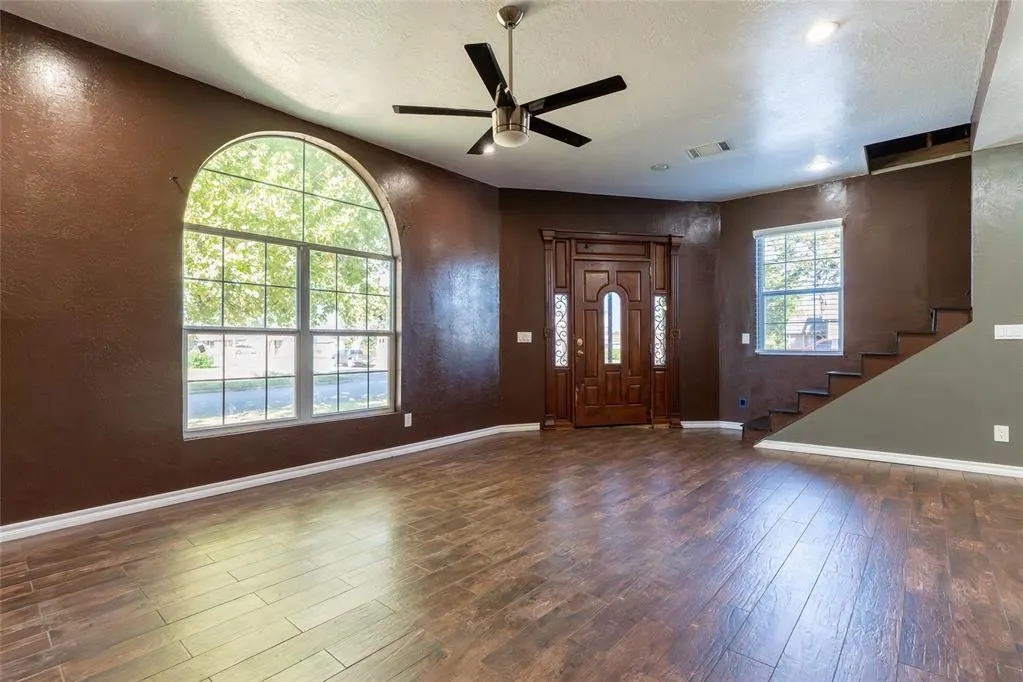 Photo 5 — 323 N 8th Street, Clinton, OK 73601