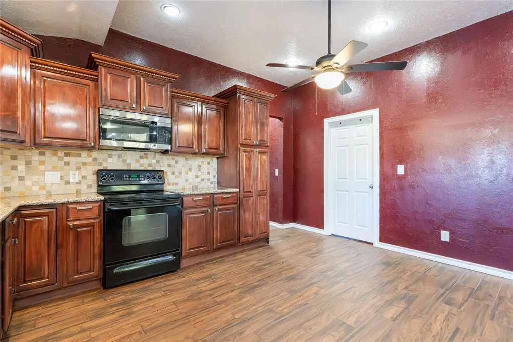 Photo 8 — 323 N 8th Street, Clinton, OK 73601