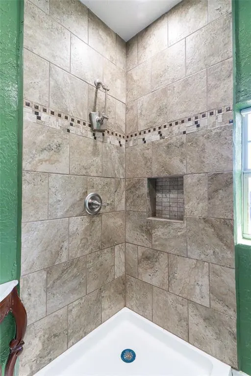 Photo 11 — 323 N 8th Street, Clinton, OK 73601