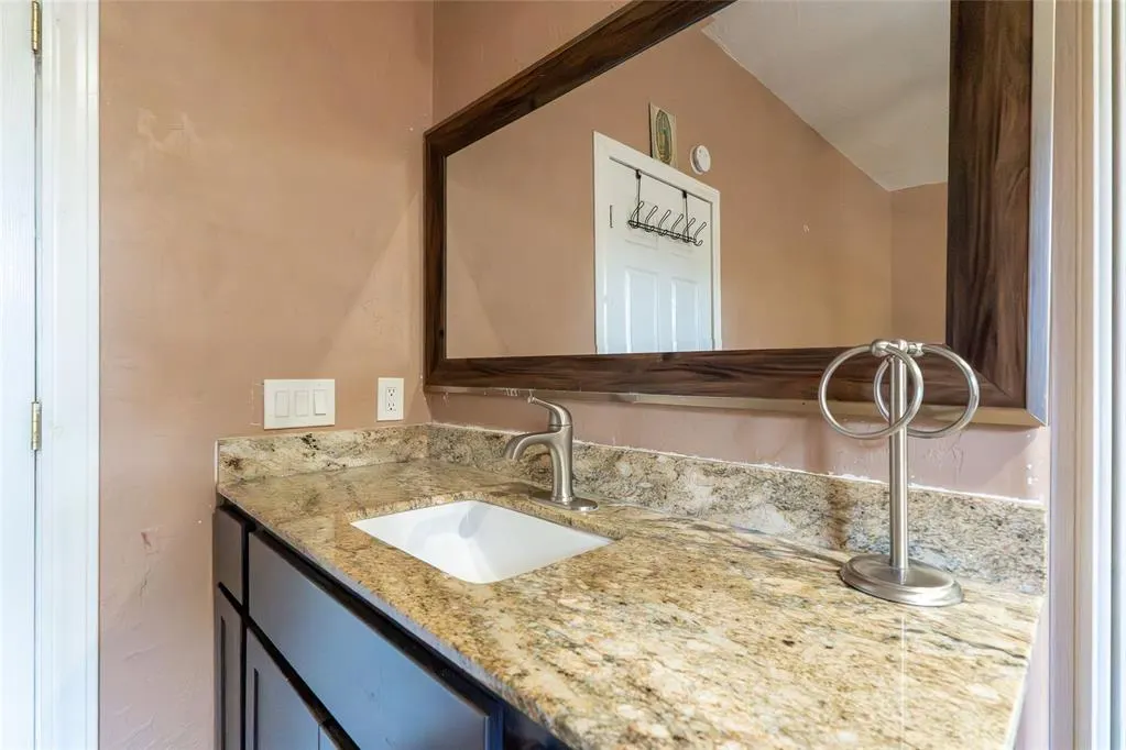 Photo 12 — 323 N 8th Street, Clinton, OK 73601