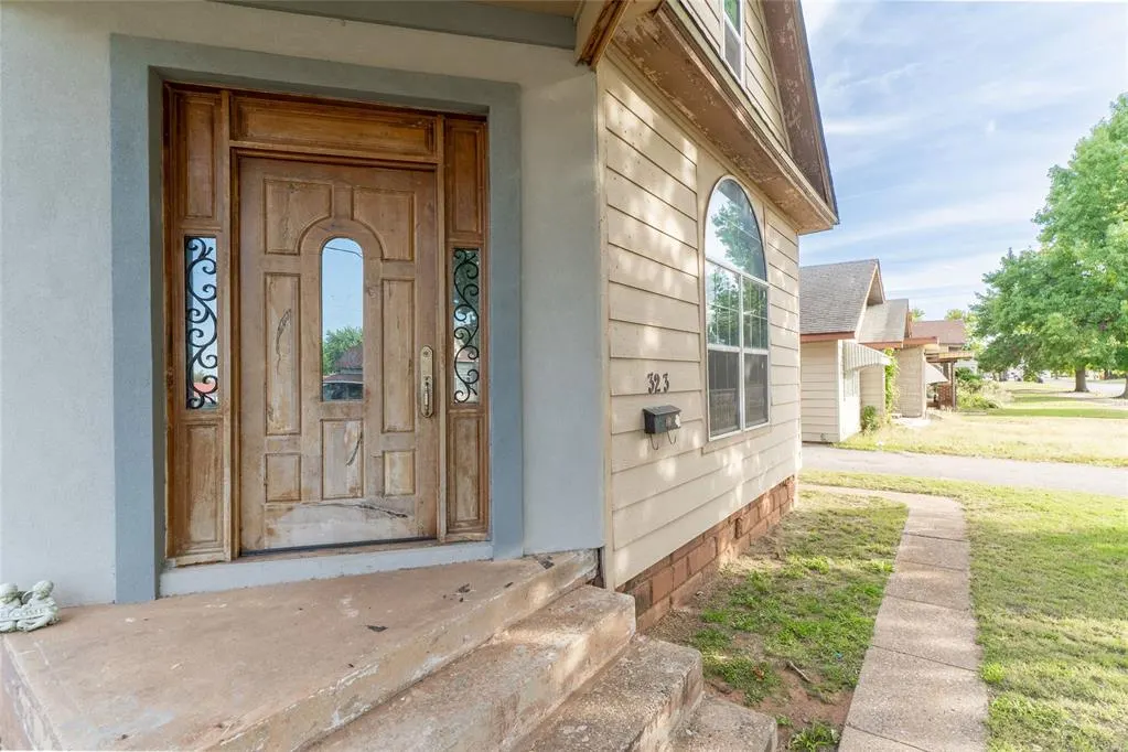 Photo 16 — 323 N 8th Street, Clinton, OK 73601
