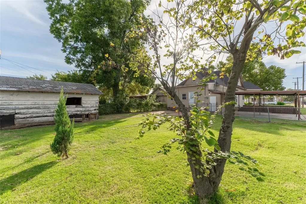 Photo 19 — 323 N 8th Street, Clinton, OK 73601