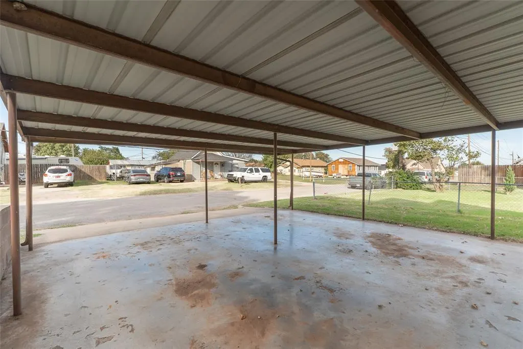 Photo 20 — 323 N 8th Street, Clinton, OK 73601