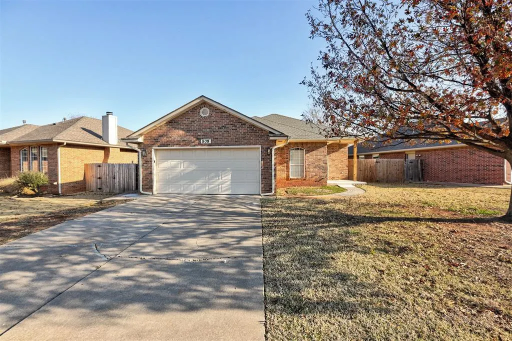Front exterior — 909 Pruett Drive, Edmond, OK 73003
