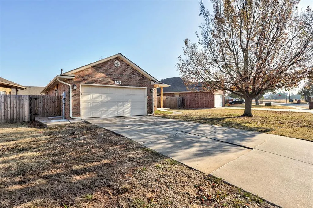 Photo 2 — 909 Pruett Drive, Edmond, OK 73003