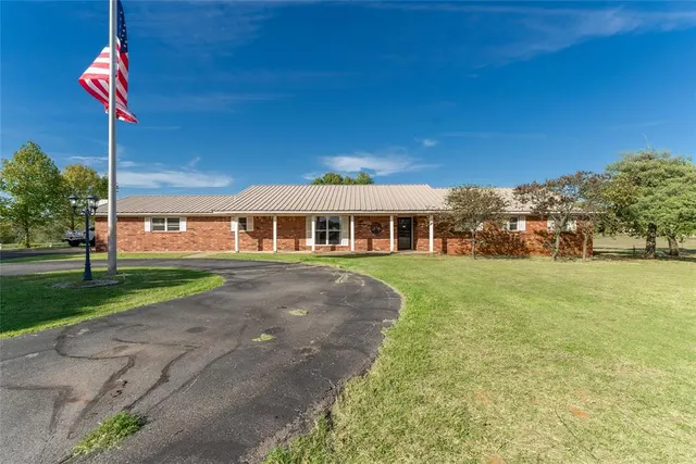 Photo 2 — 22609 E 1000 Road, Arapaho, OK 73620