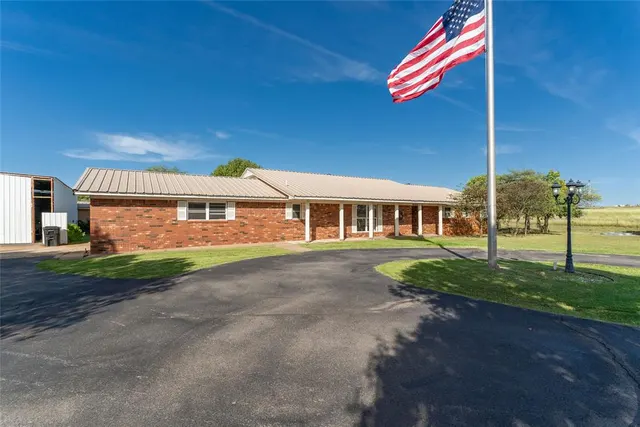 Photo 3 — 22609 E 1000 Road, Arapaho, OK 73620