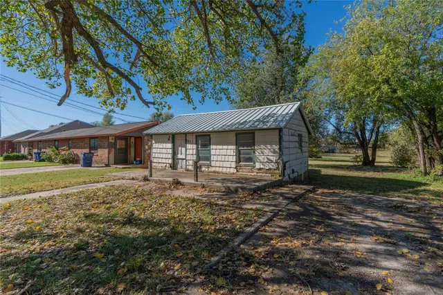Front exterior — 321 N Carol Terrace, Mustang, OK 73064